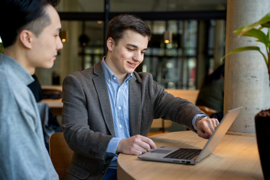 Stefan van Dongen foto met laptop en klant